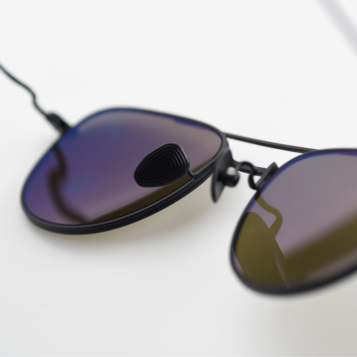 AKILA Echo sunglasses in Black / Olive
