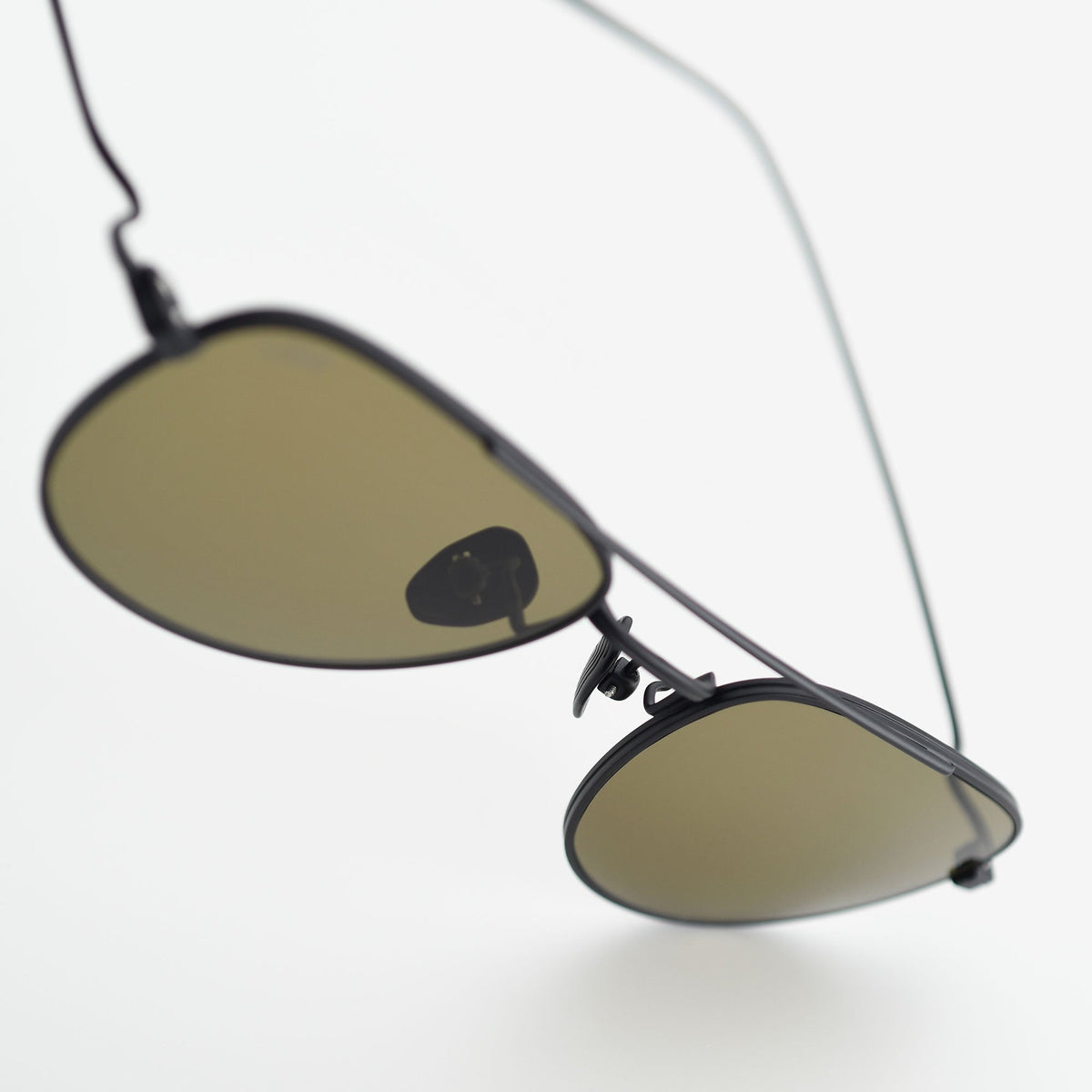 AKILA Echo sunglasses in Black / Olive