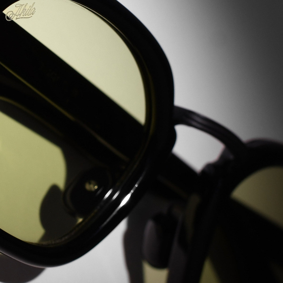 AKILA Iris sunglasses in Black / Lt Green