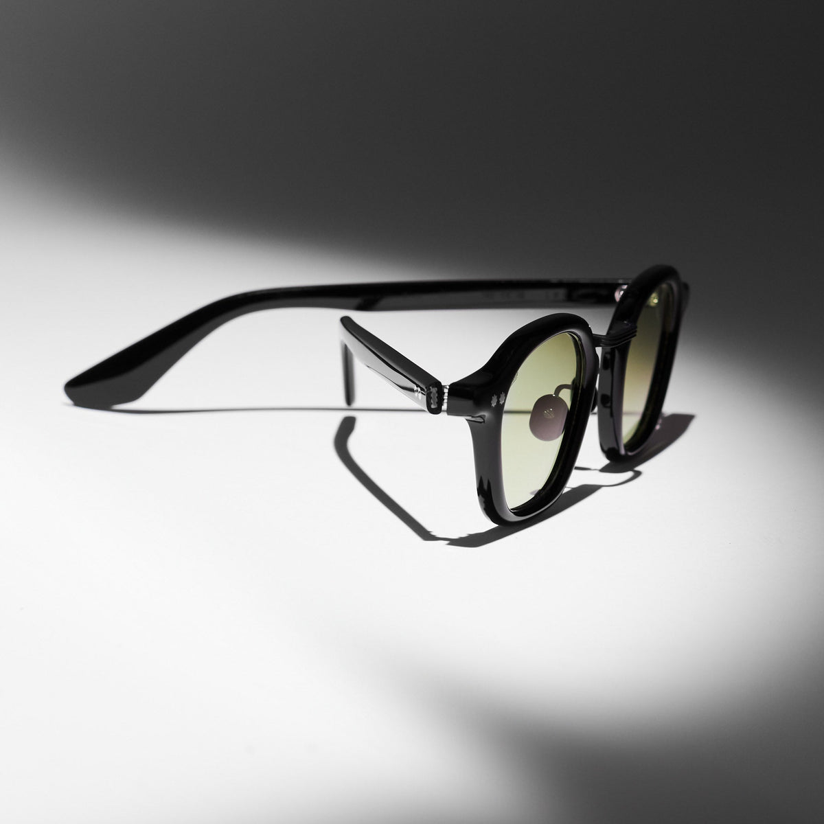 AKILA Iris sunglasses in Black / Lt Green