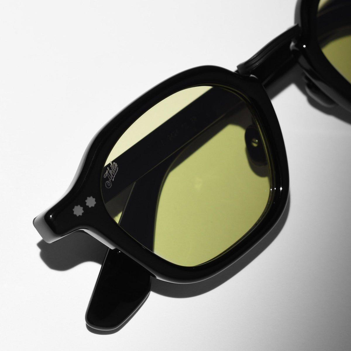 AKILA Iris sunglasses in Black / Lt Green