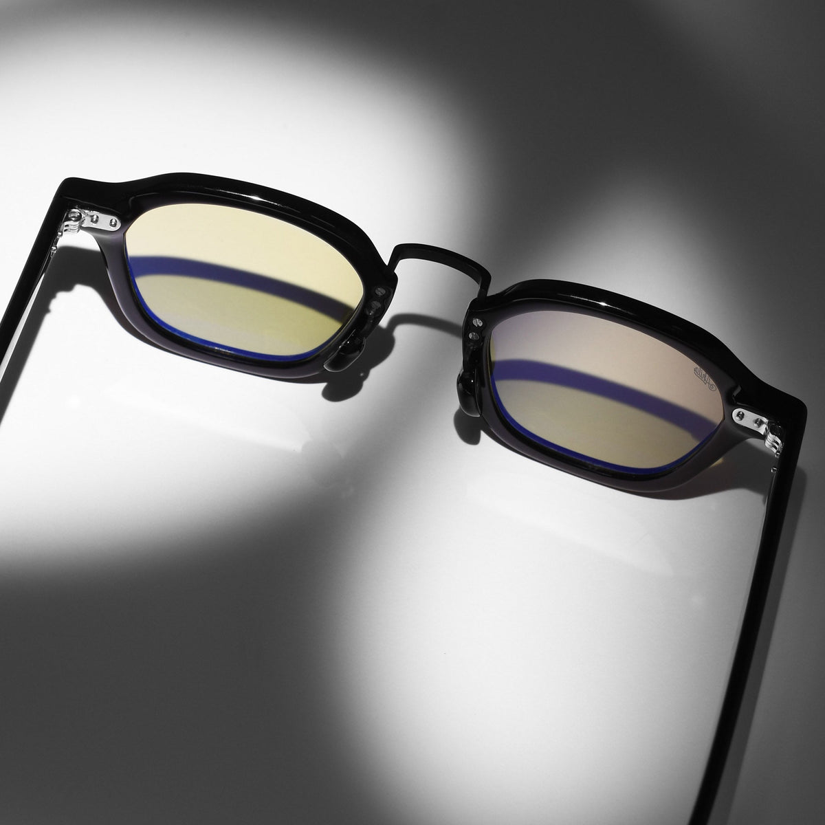 AKILA Iris sunglasses in Black / Lt Green