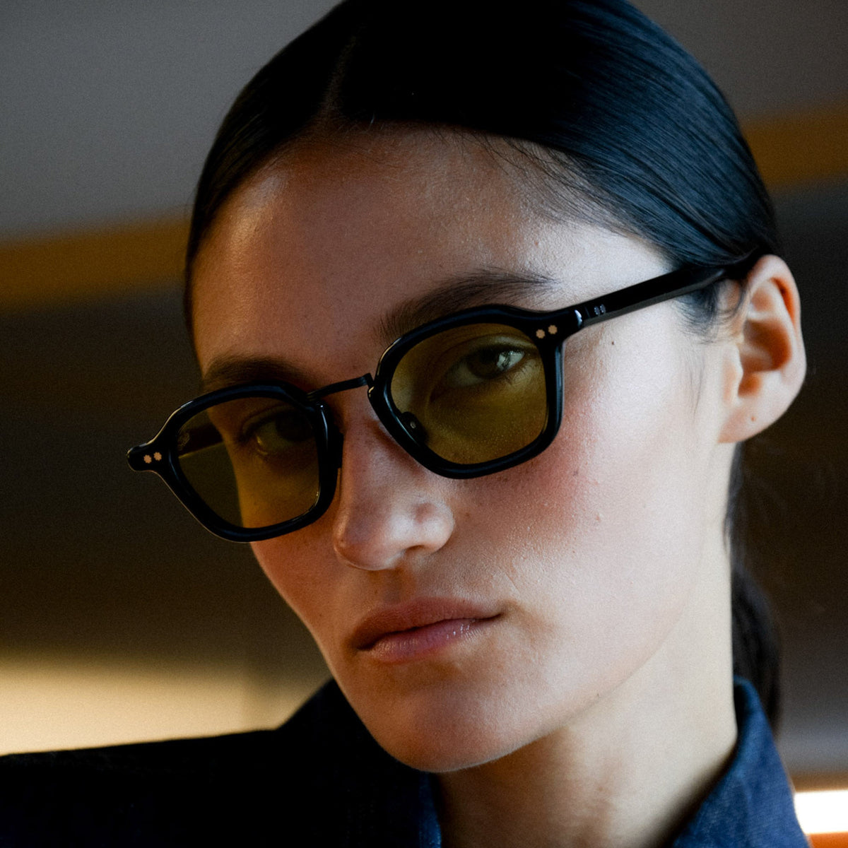 AKILA Iris sunglasses in Black / Lt Green