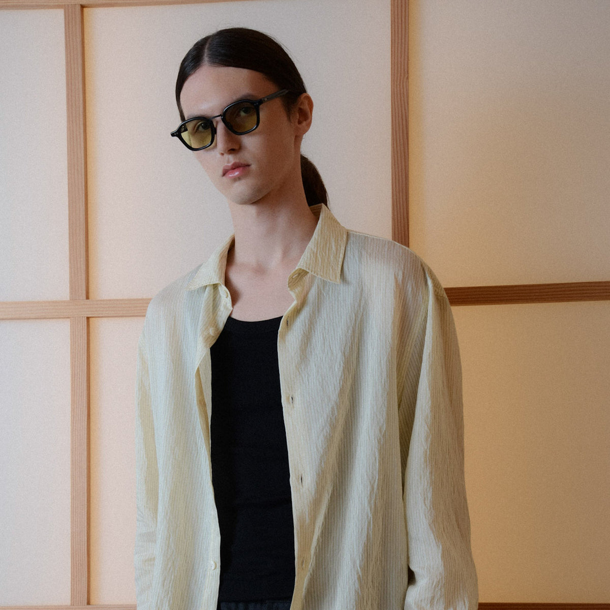 AKILA Iris sunglasses in Black / Lt Green