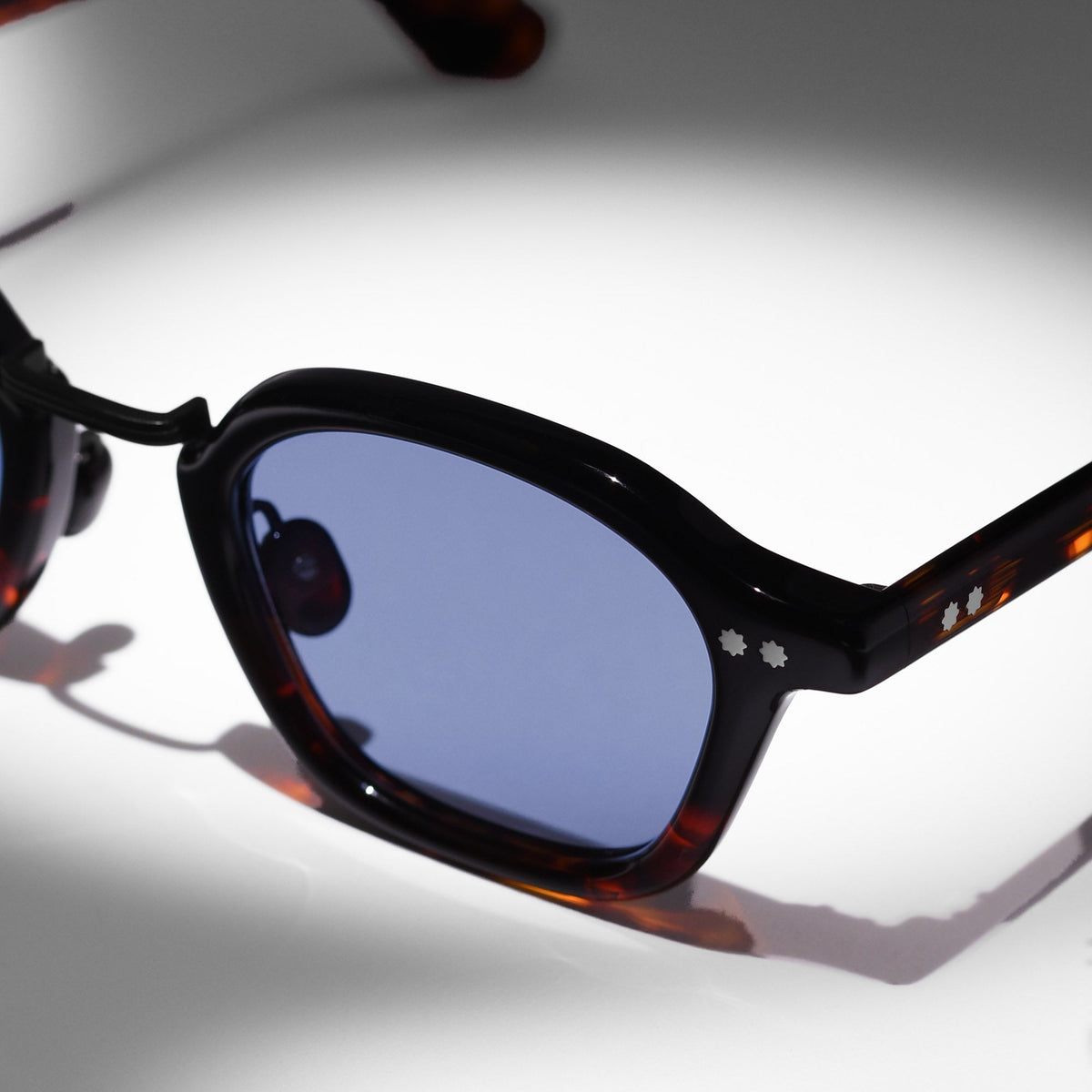 AKILA Iris sunglasses in Black & Tortoise / Blue