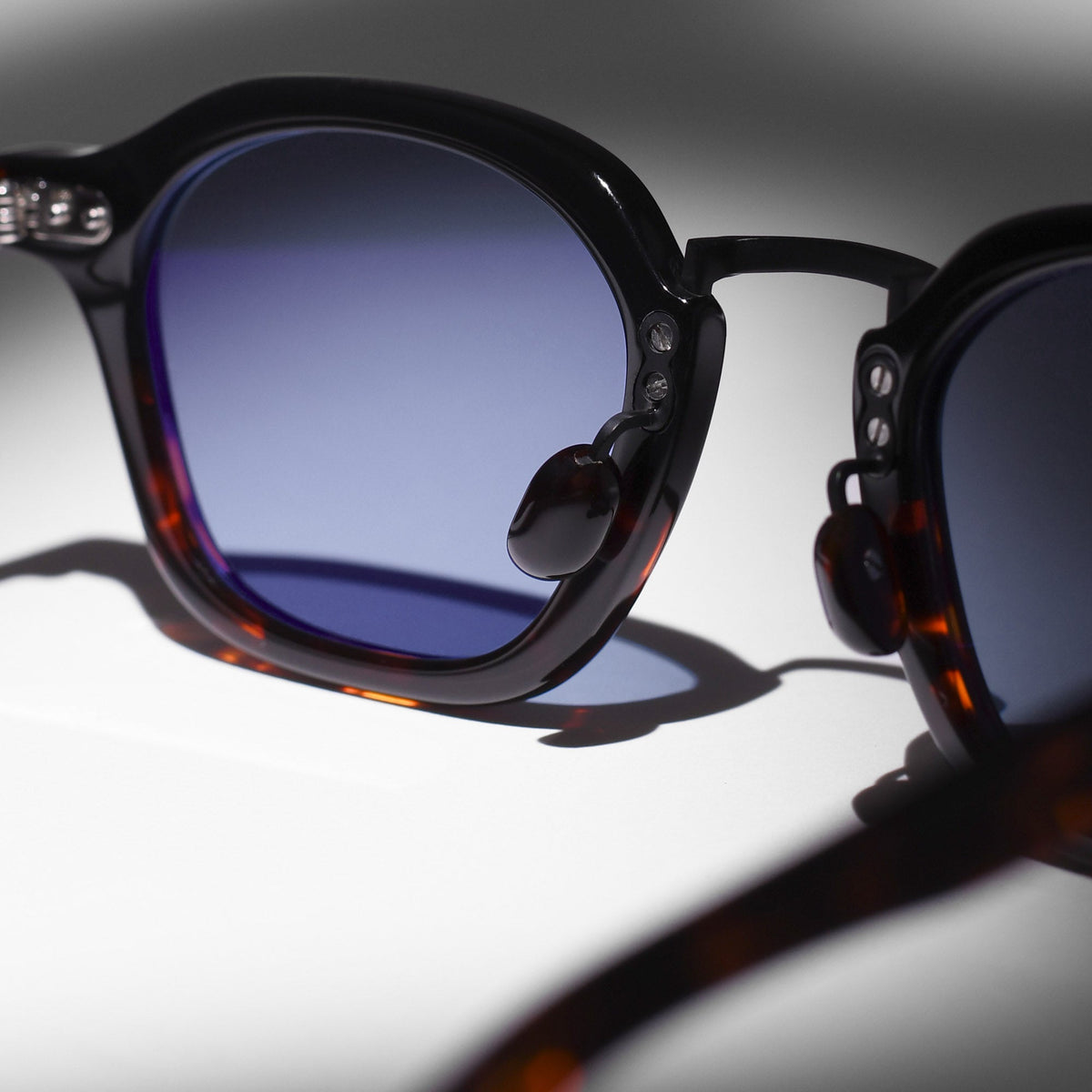 AKILA Iris sunglasses in Black & Tortoise / Blue