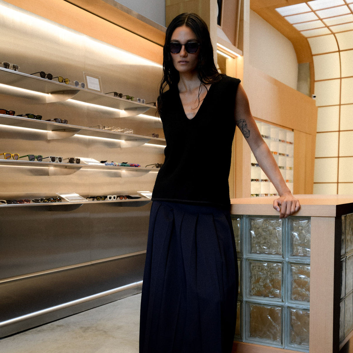 AKILA Iris sunglasses in Black & Tortoise / Blue