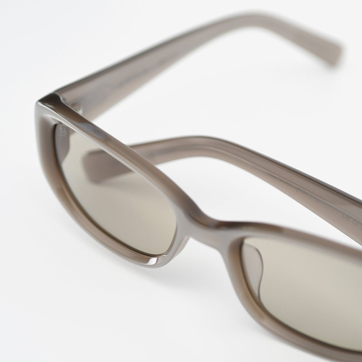 AKILA Mira sunglasses in Sterling / Warm Grey
