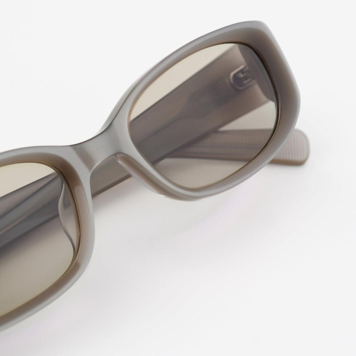 AKILA Mira sunglasses in Sterling / Warm Grey