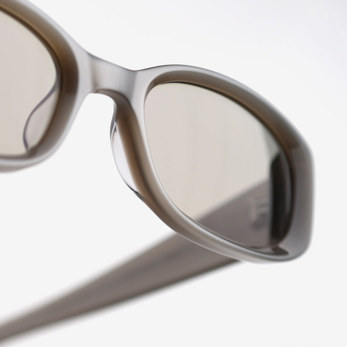 AKILA Mira sunglasses in Sterling / Warm Grey